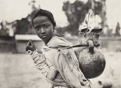ファシズムの時代に帝国を築く。アビシニアンの少女 1936年09月05日（モノクロ写真 作： Modestino Baldinetti
