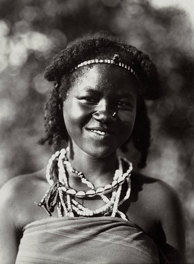ファシストの時代に帝国を築く。クナマの少女、1936年09月05日（モノクロ写真 作： Modestino Baldinetti