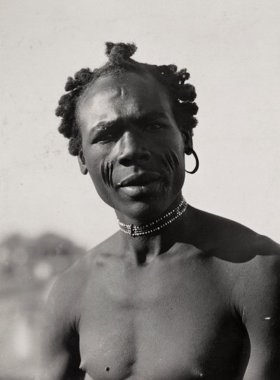 ファシストの時代に帝国を築く。1936年9月5日、クナマの男（モノクロ写真 作： Modestino Baldinetti