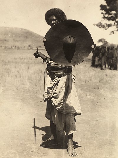 ファシズムの時代に帝国を築くクナマの戦士、1936年09月05日（モノクロ写真 作： Modestino Baldinetti