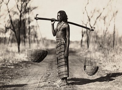 ファシストの時代に帝国を築く。水を運ぶクナマ族の女性、1936年9月5日（モノクロ写真 作： Modestino Baldinetti