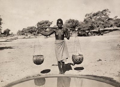 ファシストの時代に帝国を築く。水を運ぶクナマ族の女性、1936年9月5日（モノクロ写真 作： Modestino Baldinetti