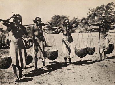 ファシスト時代の帝国建設水を運ぶクナマ族の女性たち、1936年9月5日（モノクロ写真 作： Modestino Baldinetti