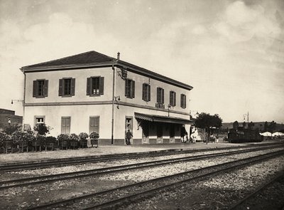 ファシズムの時代に帝国を築く。アスマラの鉄道駅（1936年9月5日）（モノクロ写真 作： Modestino Baldinetti