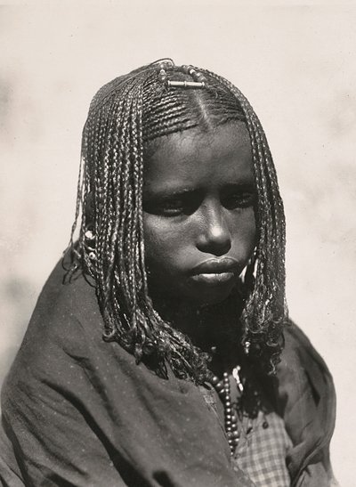 ファシストの時代に帝国を築く：クナマ族の少女 1936年09月05日（モノクロ写真 作： Modestino Baldinetti