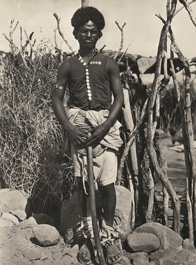 ファシストの時代に帝国を築く：クナマの男 1936年09月05日（モノクロ写真 作： Modestino Baldinetti