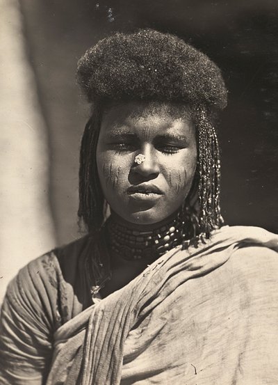ファシズムの時代に帝国を築く：ビレン族の少女 1936年09月05日（モノクロ写真 作： Modestino Baldinetti