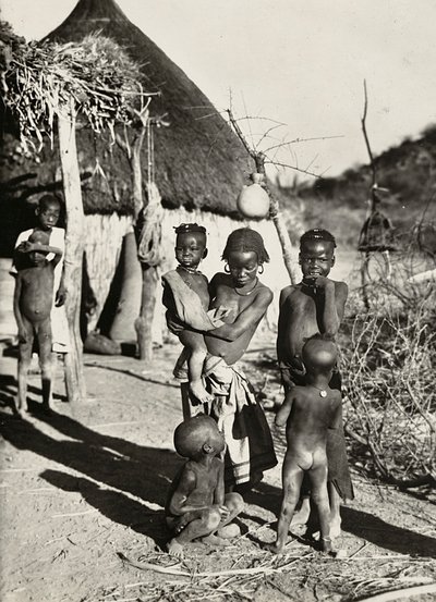 ファシスト時代に帝国を築く：タクルリ族の少年たち（1936年9月5日）（モノクロ写真 作： Modestino Baldinetti