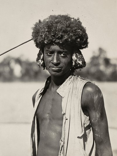 ファシズムの時代に帝国を築く：ベニ・アメル族の男 1936年09月05日（モノクロ写真 作： Modestino Baldinetti