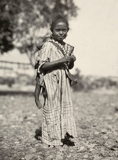 ファシズムの時代に帝国を築く：アビシニアンの少女 1936年09月05日（モノクロ写真 作： Modestino Baldinetti