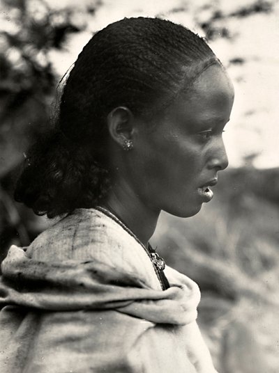 ファシズムの時代に帝国を築く：アビシニアンの女性 1936年09月05日（モノクロ写真 作： Modestino Baldinetti