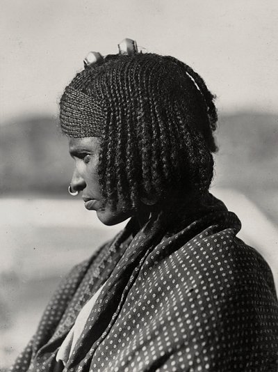 ファシズムの時代に帝国を築く：アッソル人女性 1936年09月05日（モノクロ写真 作： Modestino Baldinetti