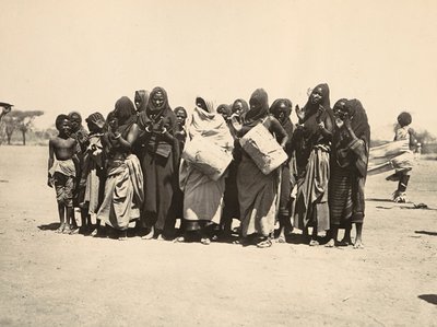 ファシストの時代に帝国を築く：イスラム教徒の女性たちのカラフルなグループ、1936年09月05日（モノクロ写真 作： Modestino Baldinetti