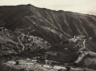 ファシスト時代の帝国建設：マッサウア-アスマラ丘陵の道路、1936年09月05日（モノクロ写真 作： Modestino Baldinetti