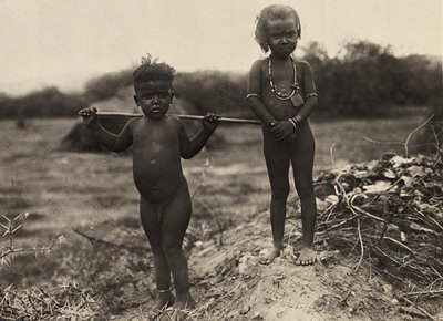 ファシズムの時代に帝国を築く：ハバブ族の2人の子供たち 1936年09月05日（モノクロ写真 作： Modestino Baldinetti