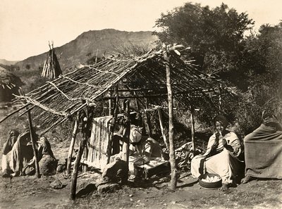 ファシストの時代に帝国を築く：機織りに励む女性たち 1936年09月05日（モノクロ写真 作： Modestino Baldinetti