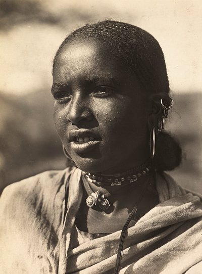 ファシズムの時代に帝国を築く：アビシニアンの少女 1936年09月05日（モノクロ写真 作： Modestino Baldinetti