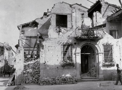 セルミデの爆撃：第二次世界大戦中に大きな被害を受けた家。ファサードの一部を見ることができる 作： Modestino Baldinetti