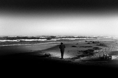 人けのないビーチを散歩する 作： 