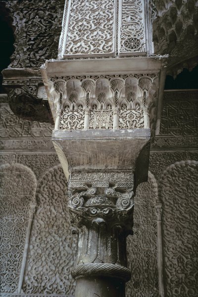 1565年にサーディアン人によって建てられた中庭にある柱頭の首都（シダーウッドとスタッコの作品） 作： Moroccan School