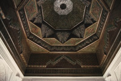 タミエルグラウイのカスバ、天井の詳細（セラミック） 作： Moroccan School