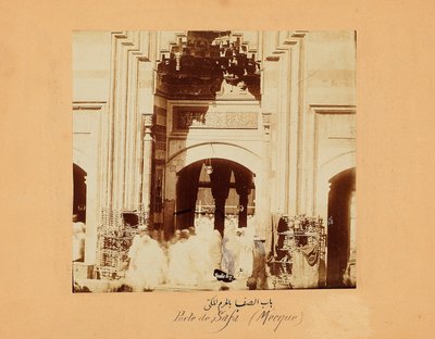 メッカとイスラム教の聖地の写真のグループの1つであるサファ門、1879〜80年頃（アルブメンプリント） 作： Muhammad Sadiq Bey