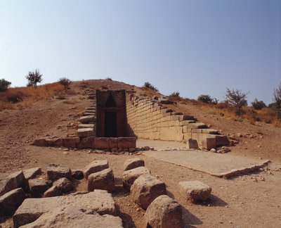 古代ギリシャ：アガメムノンの墓「トレゾー・ダトリー」の入り口の様子。紀元前1250年ギリシャ、ミケネス 作： Mycenaean