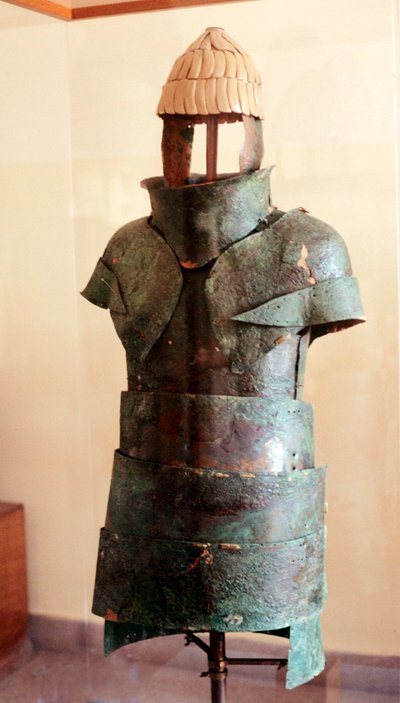 キュイラスとイノシシの牙ヘルメット（ブロンズと牙） 作： Mycenaean