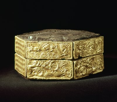 動物で飾られた六角形のpyxis、墓V、墓円A、ミケーネ（木と金） 作： Mycenaean