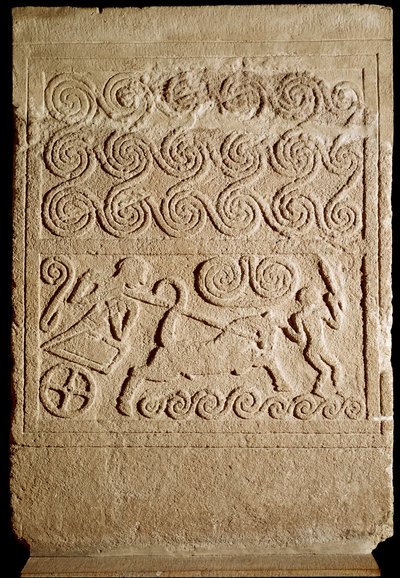 ミケニアン美術：ミケネスの戦いを描いた石灰岩製の埋葬碑。紀元前16世紀。薄さ133 cm アテネ国立考古学博物館 作： Mycenaean