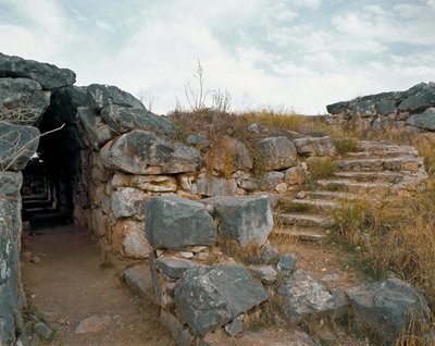 ミケーネの美術：紀元前1200年頃のミケーネの城塞、ティルンテ市の屋根付き通路。ギリシャ 作： Mycenaean