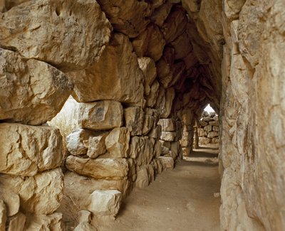 ミケーネの美術：紀元前1200年頃のミケーネの城塞、ティルンテ市の屋根付き通路。ギリシャ 作： Mycenaean