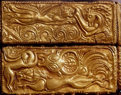 ミケーネの美術。「森の中で鹿を狩るライオン」ミケーネのV号墳から出土した金箔を貼った木製カセットの細部。紀元前16世紀。アテネ、国立考古学博物館 作： Mycenaean