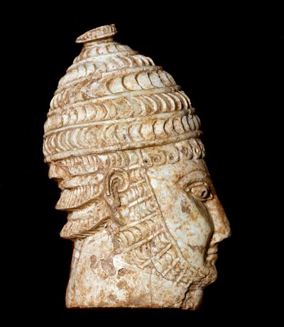 ミケニアン美術：ミケネスの第3墓から出土した象牙彫刻の小さな戦士の頭部。紀元前14-13世紀。薄さ5 cm アテネ、国立考古学博物館 作： Mycenaean