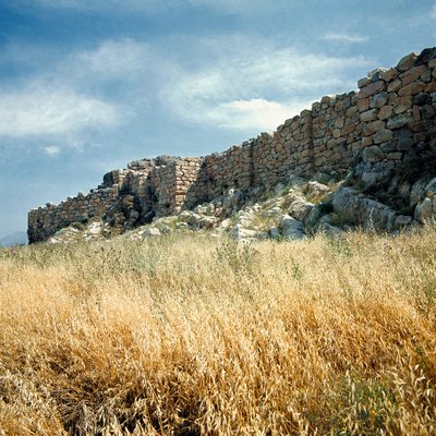 ミケニアンアート：紀元前1200年頃に建設された都市「ティリント」の壁の遺跡の様子。ギリシャ 作： Mycenaean
