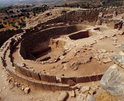 ミケニア文明：古代遺跡のミケネスにある墓のサークル。紀元前1300年。 作： Mycenaean