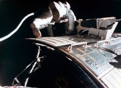 1971年のアポロ15月のミッションでのAlfred M. Worden b1932。 作： NASA Images