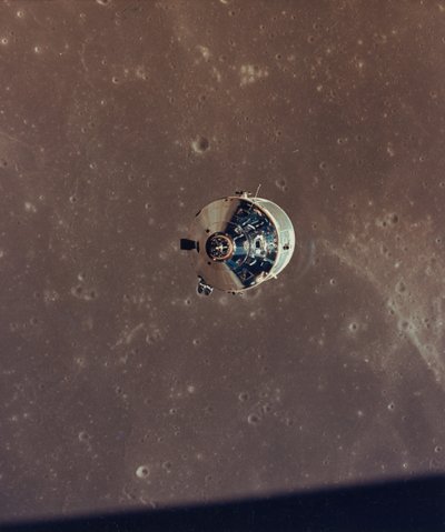 軌道上の月着陸船から撮影されたアポロ 11 号のコマンド モジュールとサービス モジュール、1969 年。 作： NASA Images