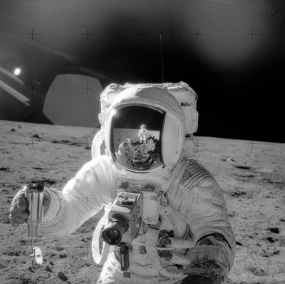 アポロ 12 号 - NASA、1969 年。 作： NASA Images