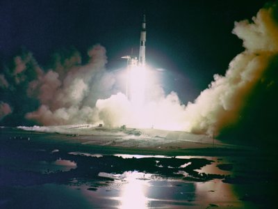 アポロ 17 号 - NASA、1972 年。 作： NASA Images