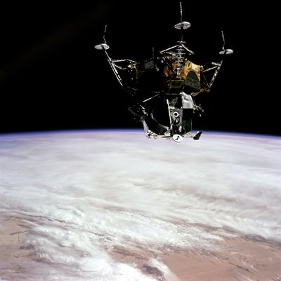 アポロ 9 号 - NASA、1969 年。 作： NASA Images