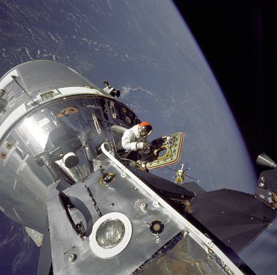 アポロ 9 号 - NASA、1969 年。 作： NASA Images