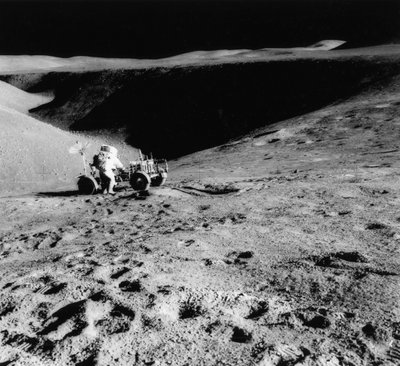 1971年のアポロ15の間にハドリーデルタの斜面にいるデイビッドスコット宇宙飛行士b1932。 作： NASA Images