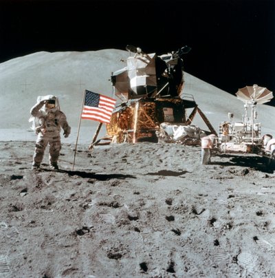 ジェームズアーウィン宇宙飛行士1930-1991は、1971年に月面で敬礼します。 作： NASA Images