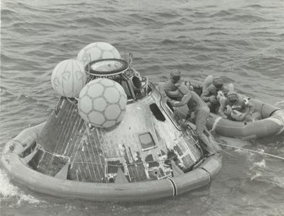 [アポロ 11 号の着水事故後の救命ボートの宇宙飛行士]、1969 年。 作： NASA Images
