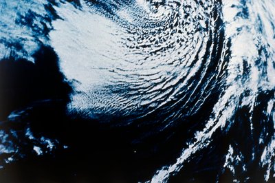 宇宙から地球 - サイクロン、c1980 年代。 作： NASA Images