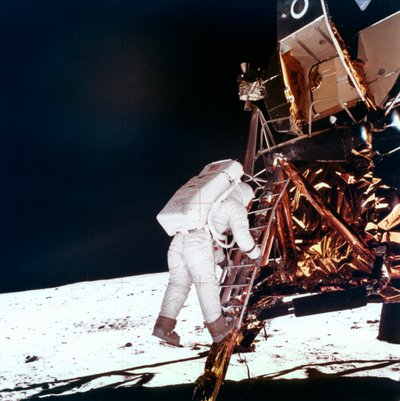 エドウィンバズアルドリンは、月面モジュールのはしごの階段を下って、1969年に月面を歩きます。 作： NASA Images