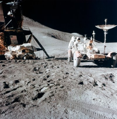 ジェームズ・アーウィン1930-1991、1971年のアポロ15の間に月面探査車を使用。 作： NASA Images