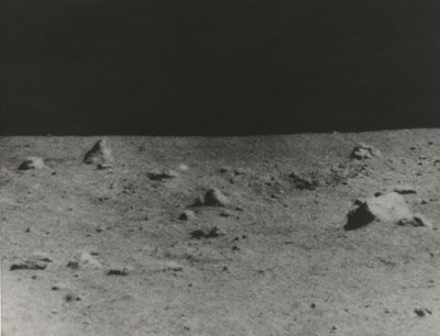 [サーベイヤー V が撮影した月面]、1967 年。 作： NASA Images