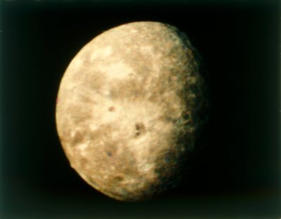 1986 年 1 月 24 日、ボイジャー 2 号からの天王星の月、オベロン。 作： NASA Images